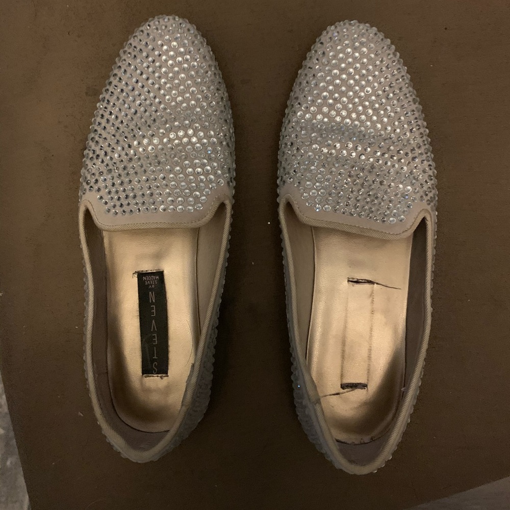 Steve Madden size 6 women beaded silver flats